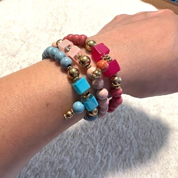 Lot of 3 Pink Blue Red Beaded Gold Tone Spacers Elastic Charm Bracelets - Picture 1 of 7